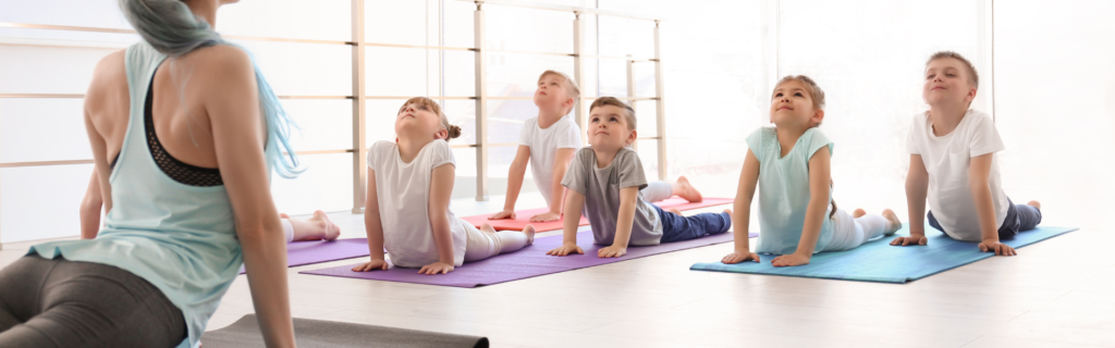 Conoce las posturas de yoga infantil y sus beneficios